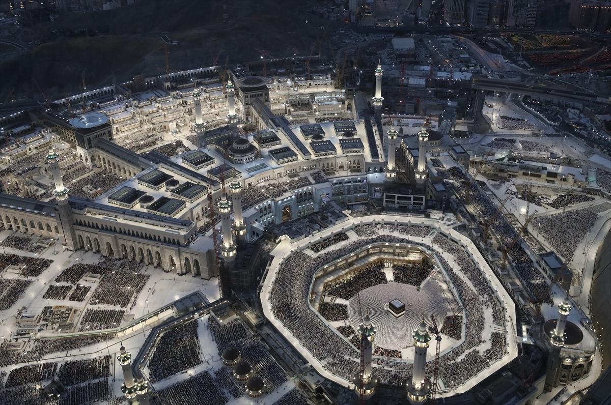Mekke'deki Kabe'de tavaf eden hacıların havadan görüntüsü