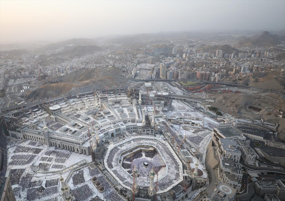Mekke'deki Kabe'de tavaf eden hacıların havadan görüntüsü