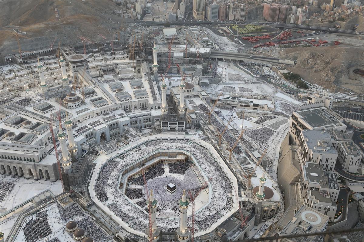 Mekke'deki Kabe'de tavaf eden hacıların havadan görüntüsü