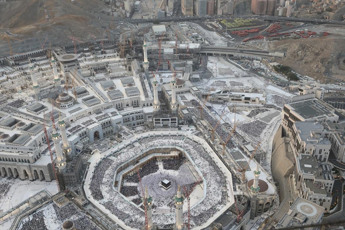 Mekke'deki Kabe'de tavaf eden hacıların havadan görüntüsü