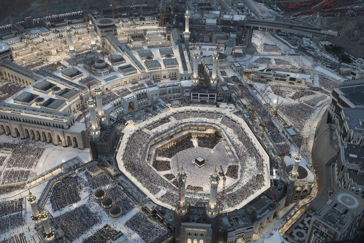 Mekke'deki Kabe'de tavaf eden hacıların havadan görüntüsü