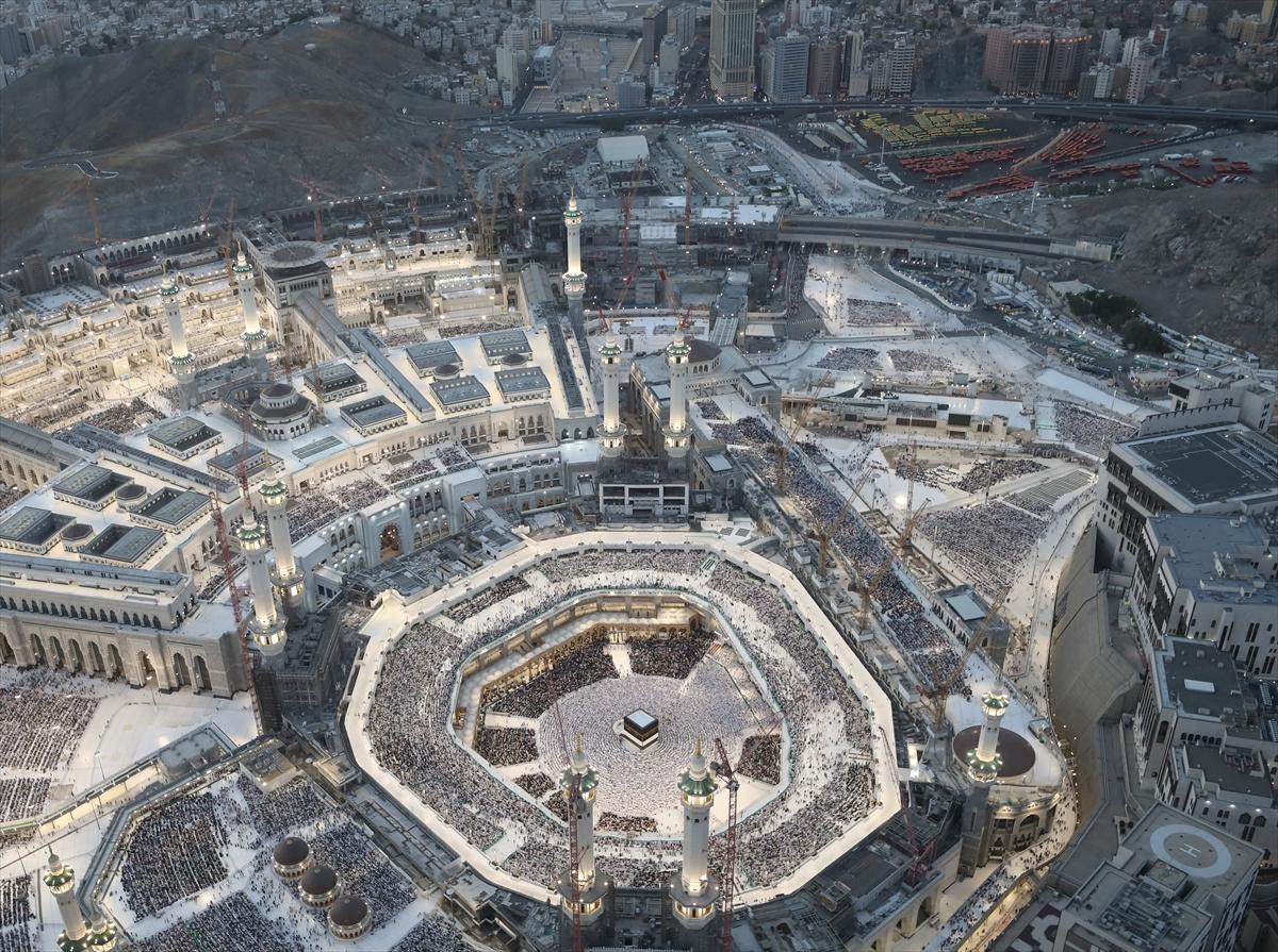 Mekke'deki Kabe'de tavaf eden hacıların havadan görüntüsü