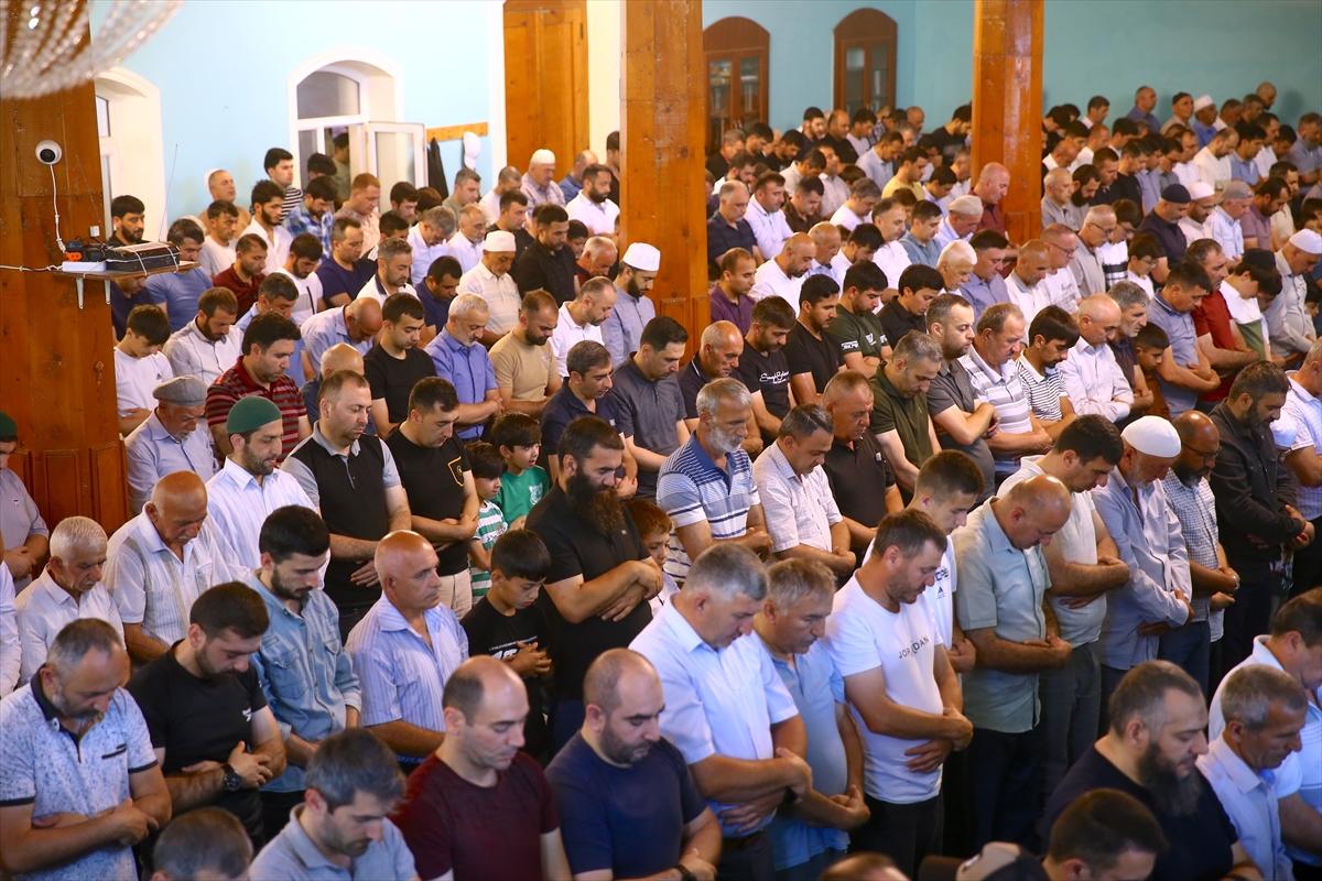 Kurban Bayramı sabahında dünyada bayram namazı