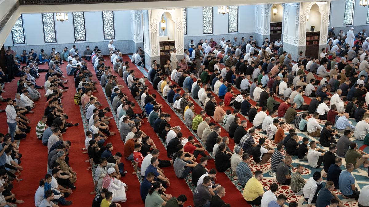 Kurban Bayramı sabahında dünyada bayram namazı