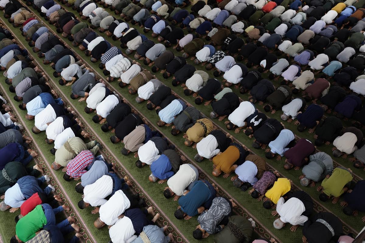 Kurban Bayramı sabahında dünyada bayram namazı