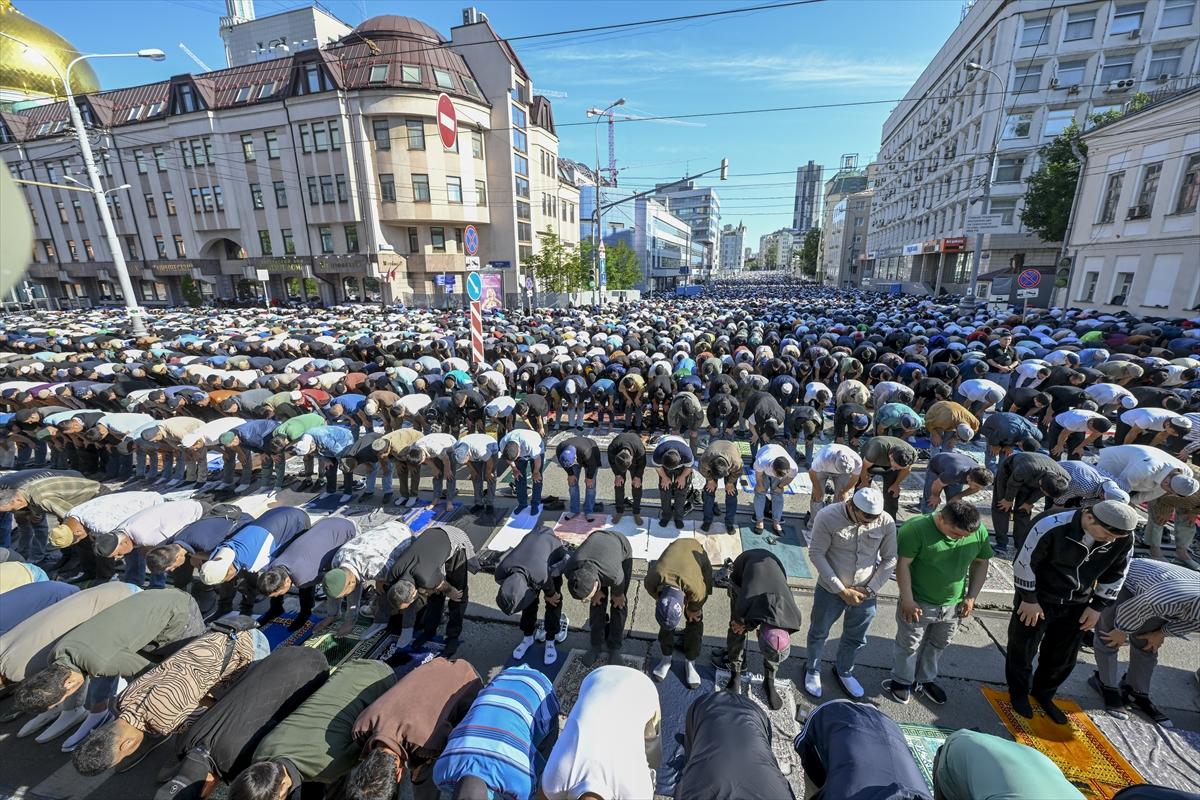 Kurban Bayramı sabahında dünyada bayram namazı