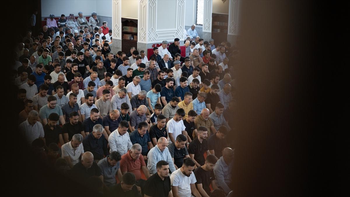 Kurban Bayramı sabahında dünyada bayram namazı