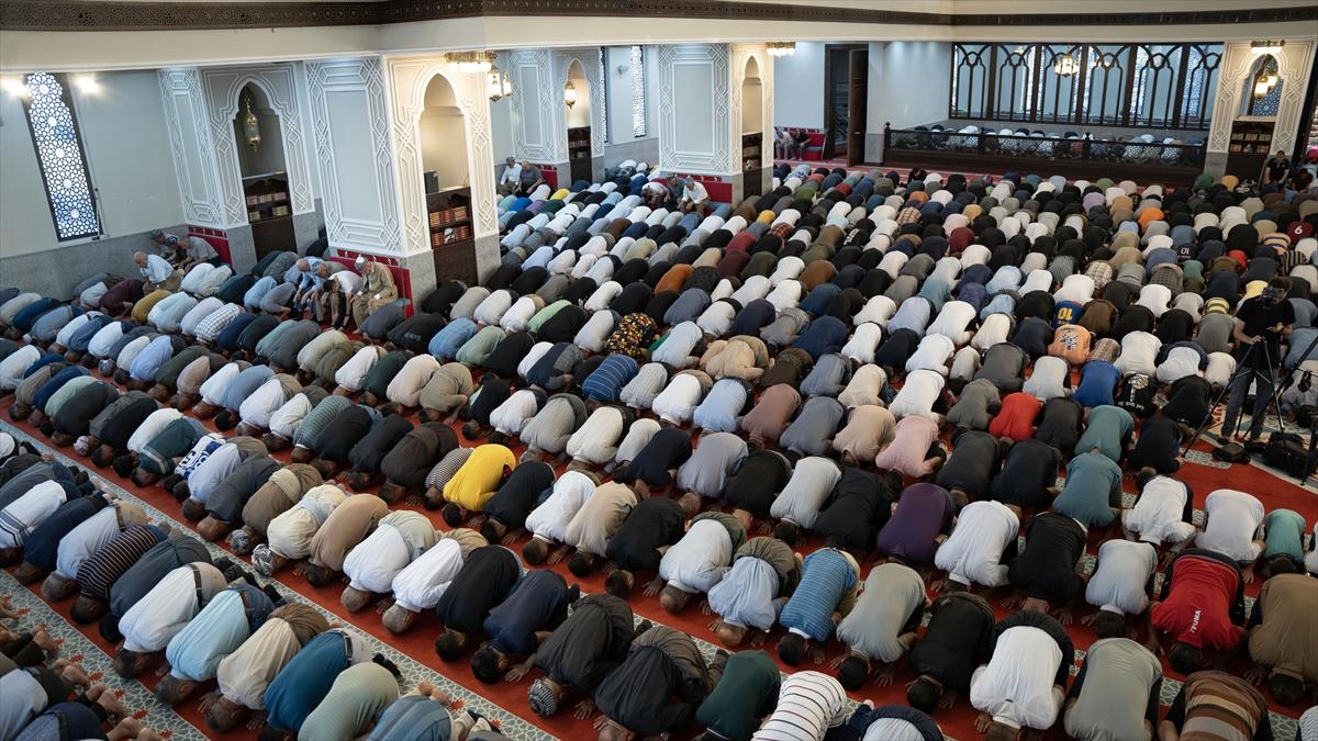 Kurban Bayramı sabahında dünyada bayram namazı