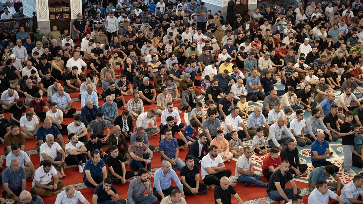 Kurban Bayramı sabahında dünyada bayram namazı