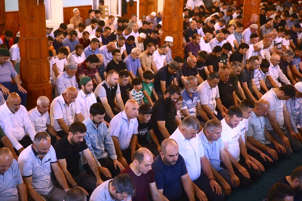 Kurban Bayramı sabahında dünyada bayram namazı