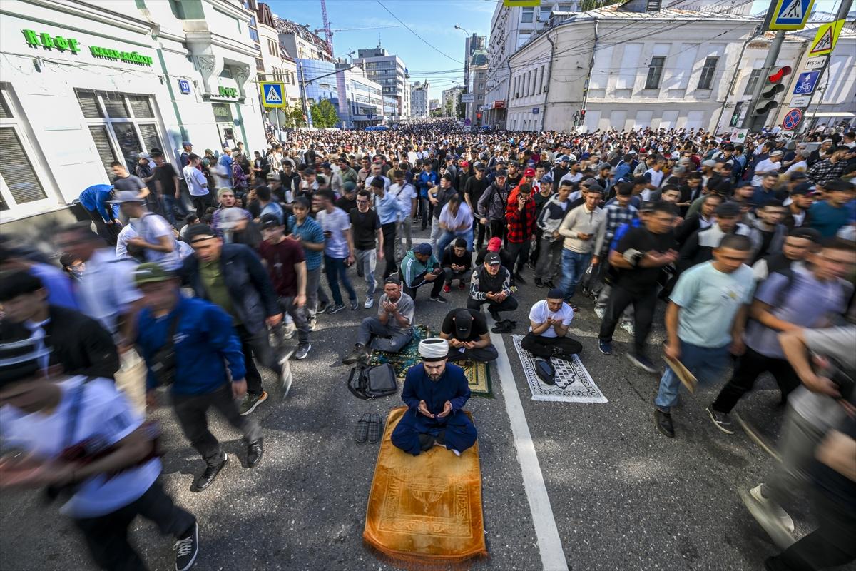 Kurban Bayramı sabahında dünyada bayram namazı