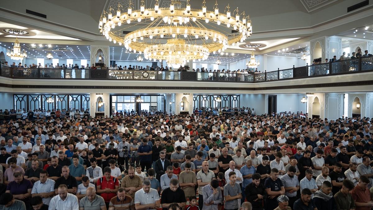 Kurban Bayramı sabahında dünyada bayram namazı