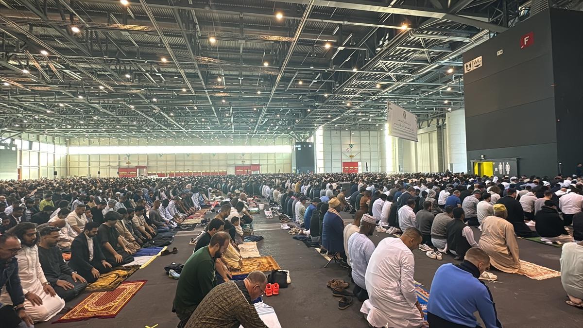 Kurban Bayramı sabahında dünyada bayram namazı