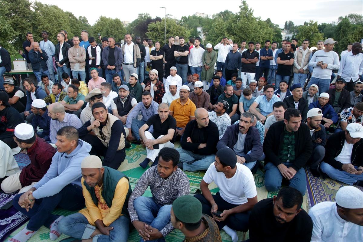 Kurban Bayramı sabahında dünyada bayram namazı