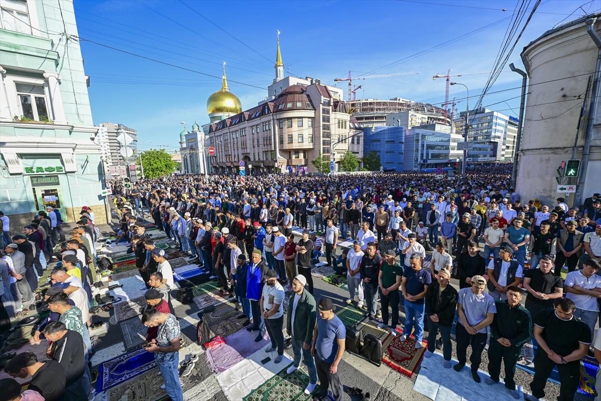 Kurban Bayramı sabahında dünyada bayram namazı
