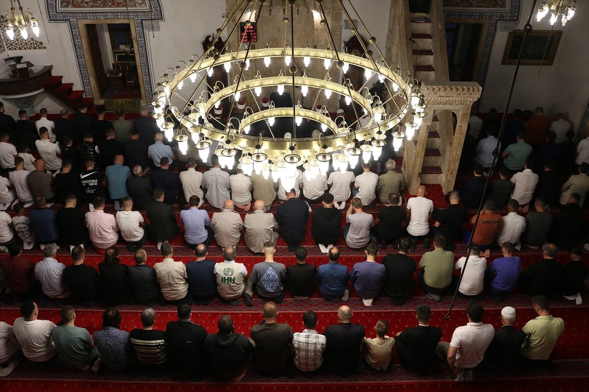 Kurban Bayramı sabahında dünyada bayram namazı