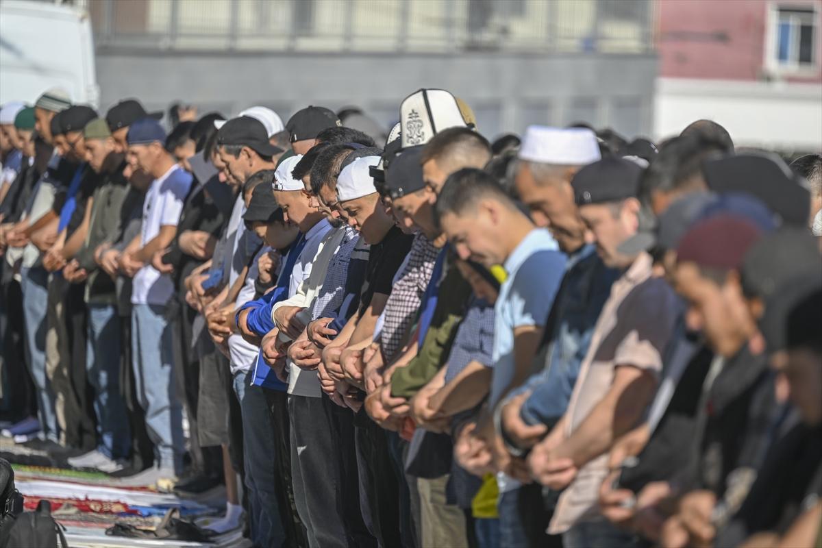 Kurban Bayramı sabahında dünyada bayram namazı