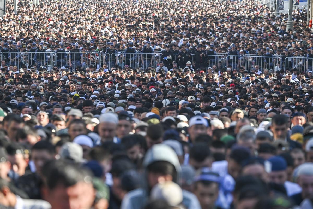 Kurban Bayramı sabahında dünyada bayram namazı