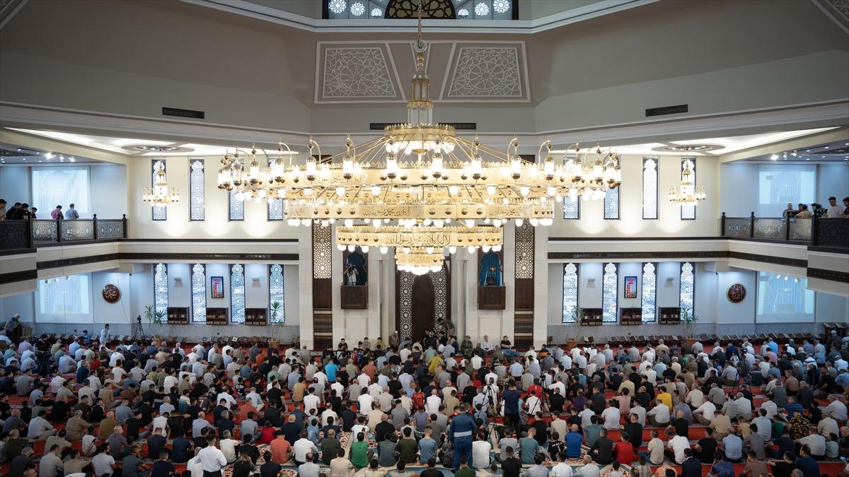 Kurban Bayramı sabahında dünyada bayram namazı