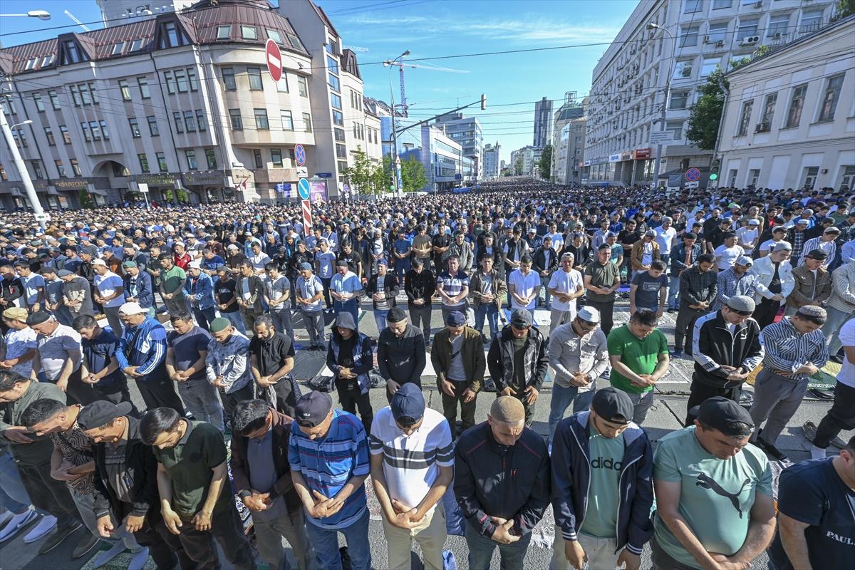 Kurban Bayramı sabahında dünyada bayram namazı