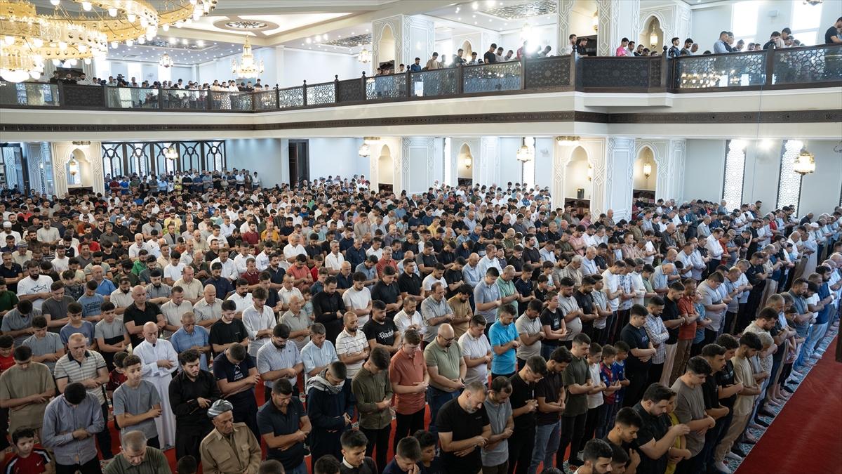 Kurban Bayramı sabahında dünyada bayram namazı