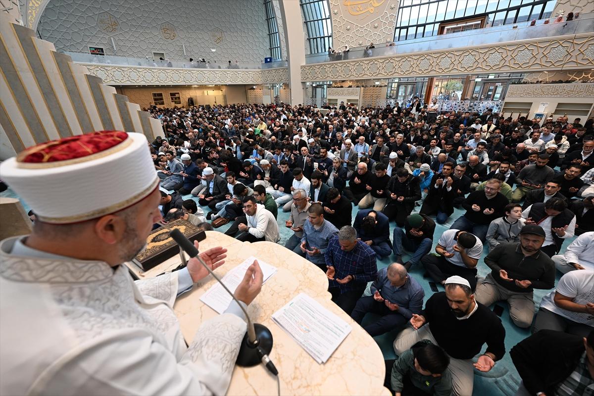 Kurban Bayramı sabahında dünyada bayram namazı