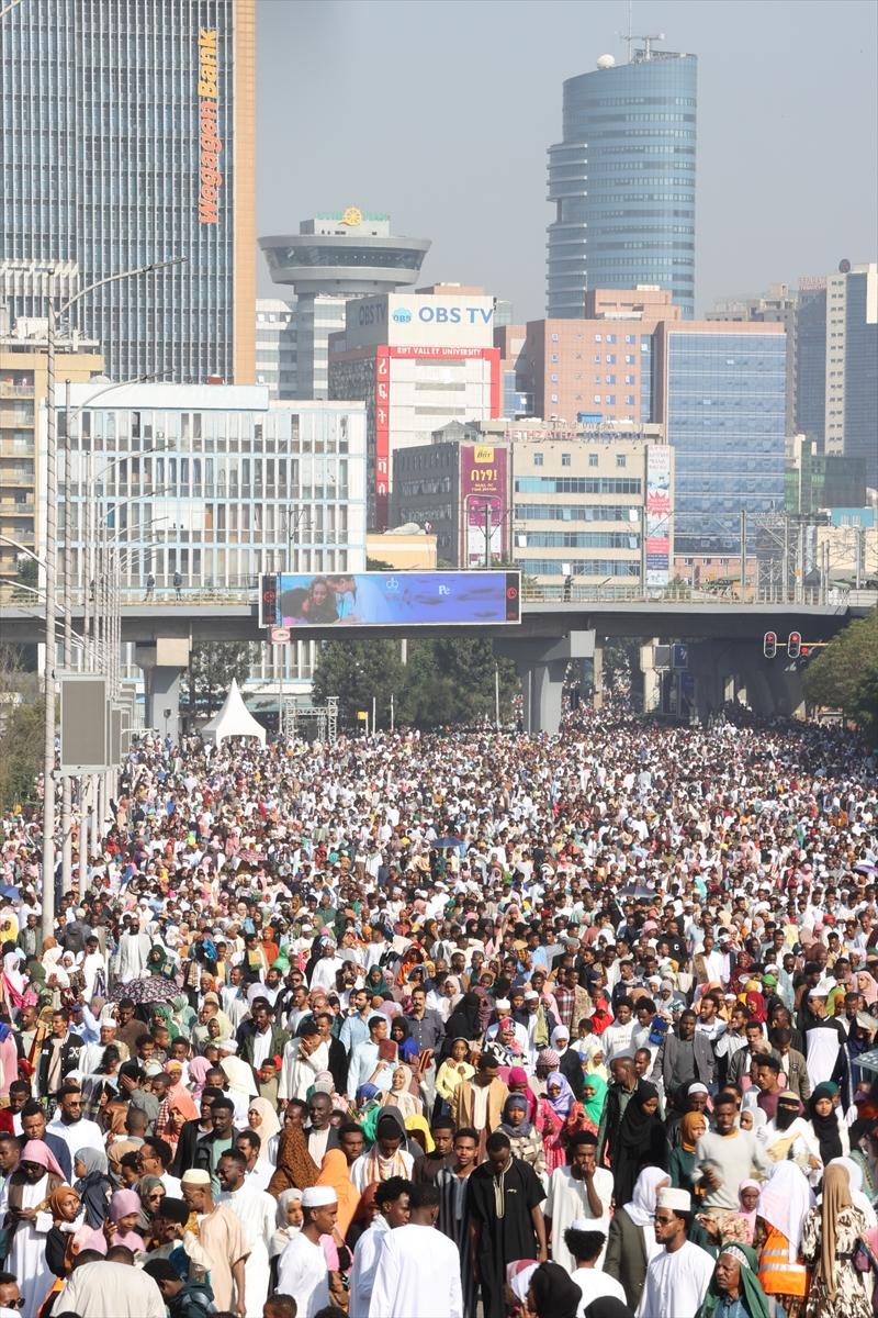Kurban Bayramı sabahında dünyada bayram namazı