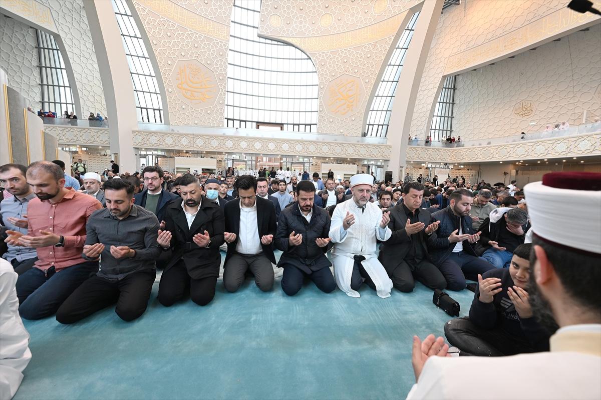 Kurban Bayramı sabahında dünyada bayram namazı