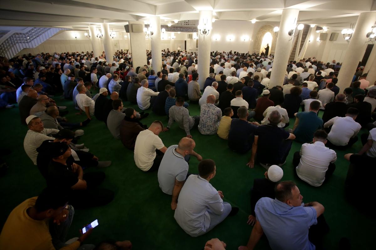 Kurban Bayramı sabahında dünyada bayram namazı