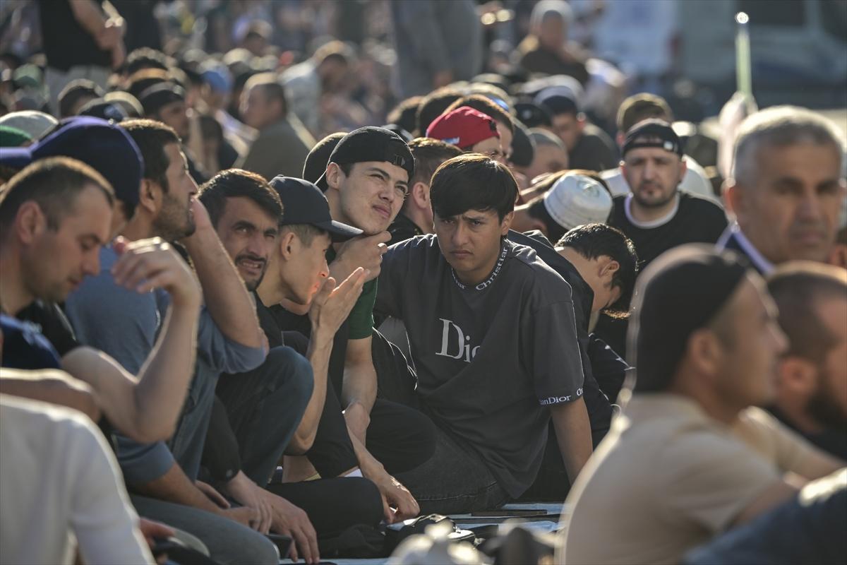 Kurban Bayramı sabahında dünyada bayram namazı