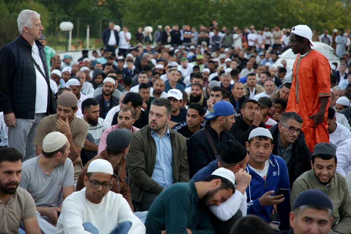 Kurban Bayramı sabahında dünyada bayram namazı