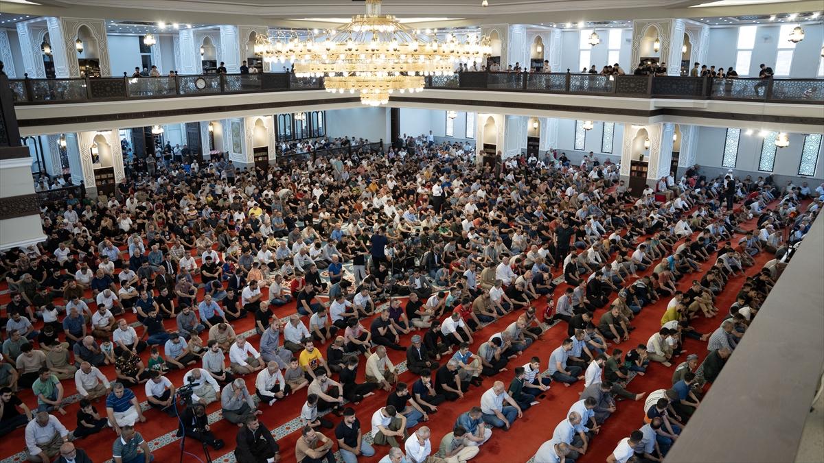 Kurban Bayramı sabahında dünyada bayram namazı