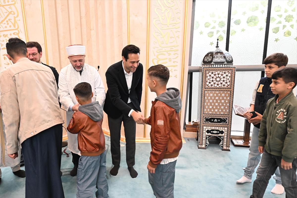 Kurban Bayramı sabahında dünyada bayram namazı