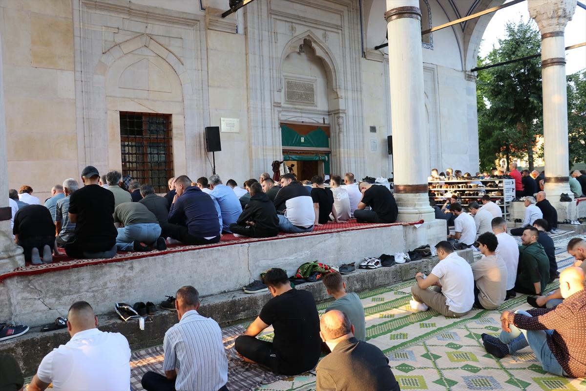 Kurban Bayramı sabahında dünyada bayram namazı