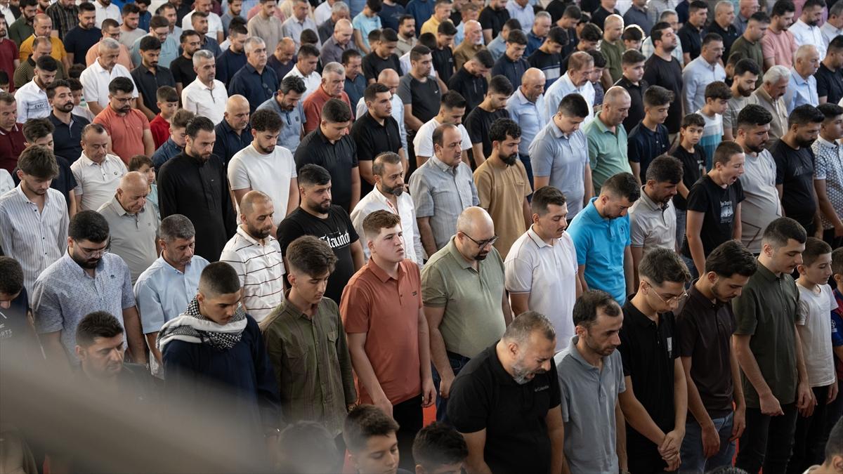 Kurban Bayramı sabahında dünyada bayram namazı