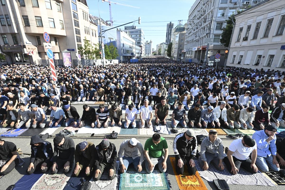Kurban Bayramı sabahında dünyada bayram namazı