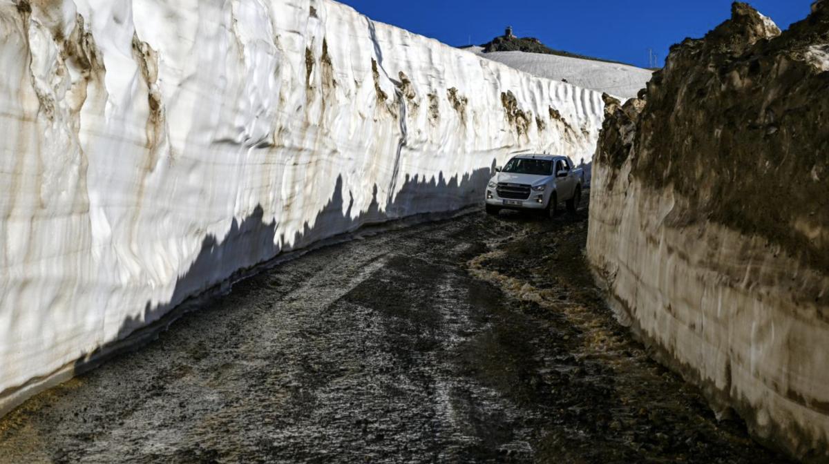 Hakkari'de adrenalin tutkunları karın keyfini çıkardı