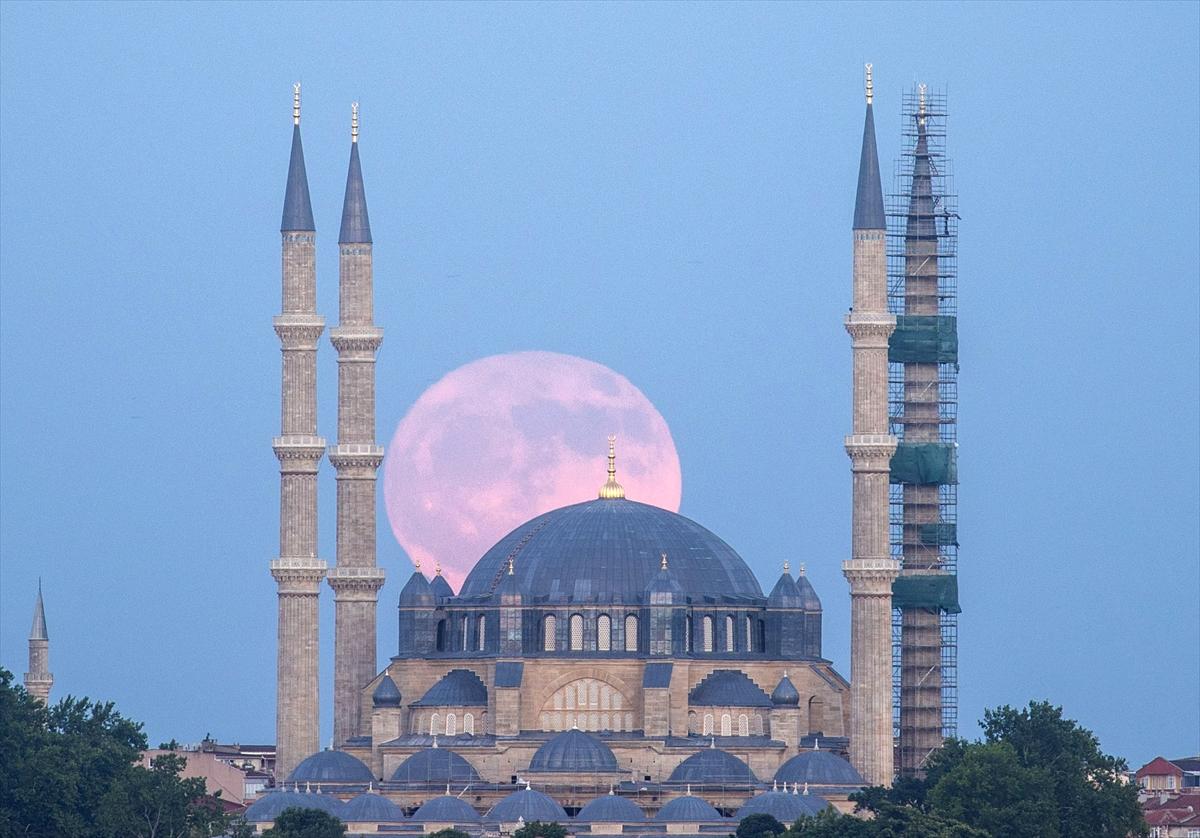 Yurtta geceyi dolunay aydınlattı