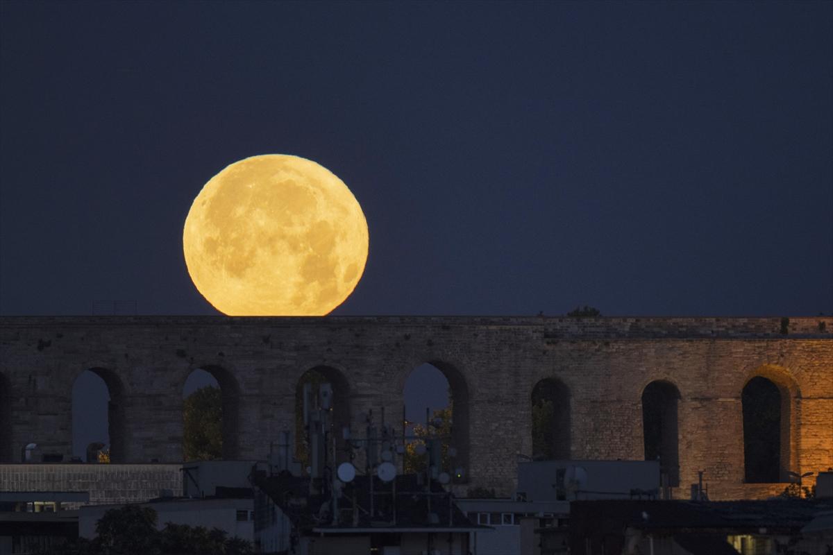 Yurtta geceyi dolunay aydınlattı