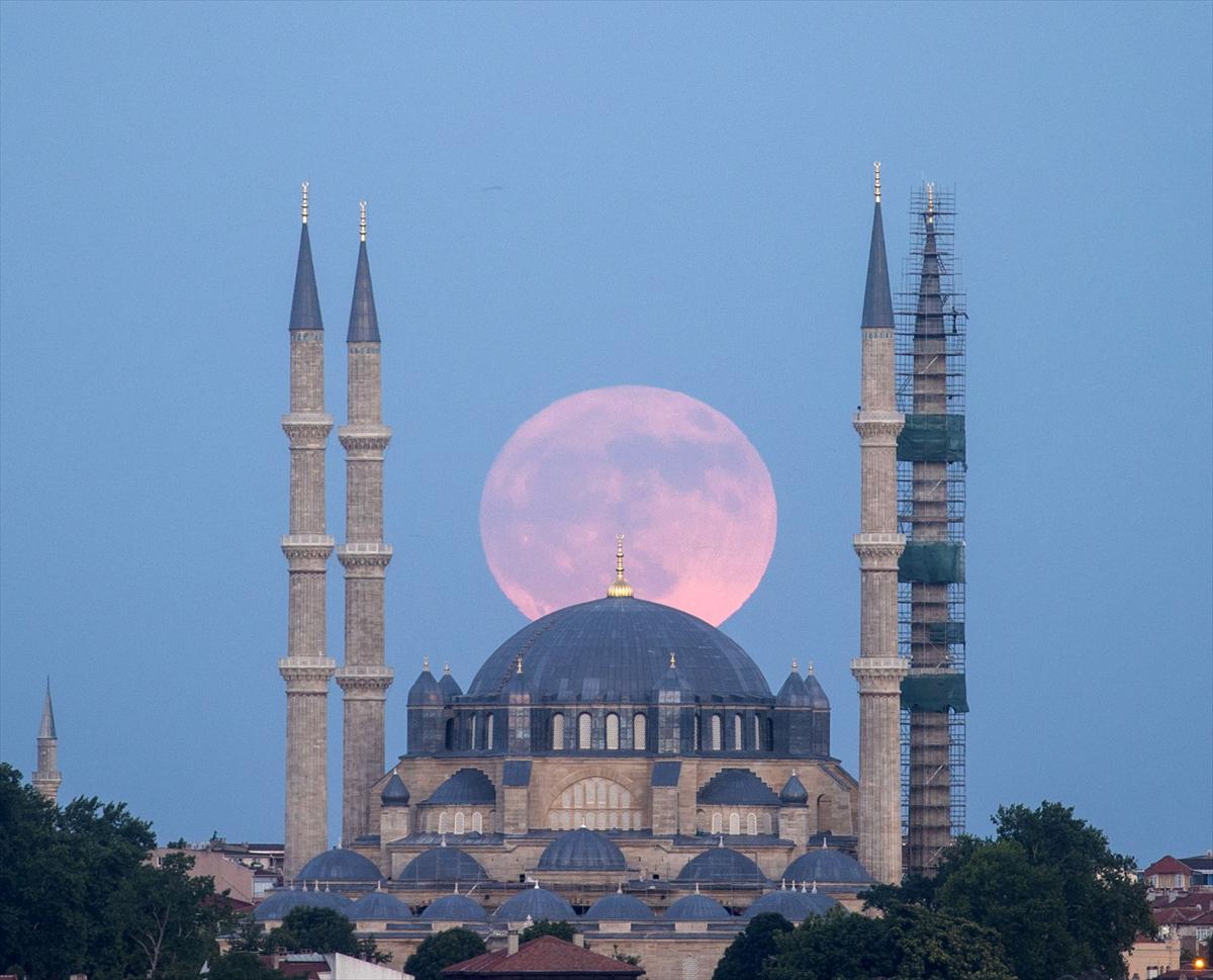 Yurtta geceyi dolunay aydınlattı