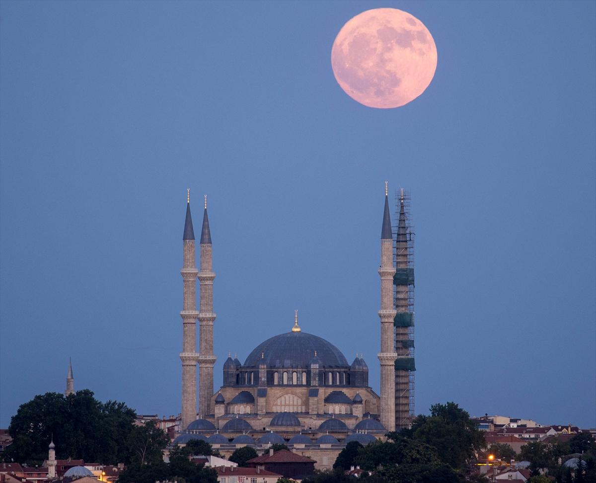 Yurtta geceyi dolunay aydınlattı