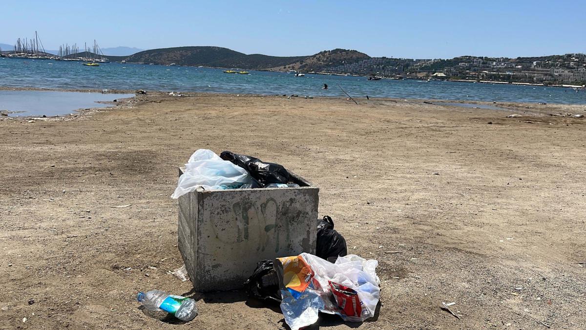 Bodrum'da tatil bitti, geriye çöpler kaldı