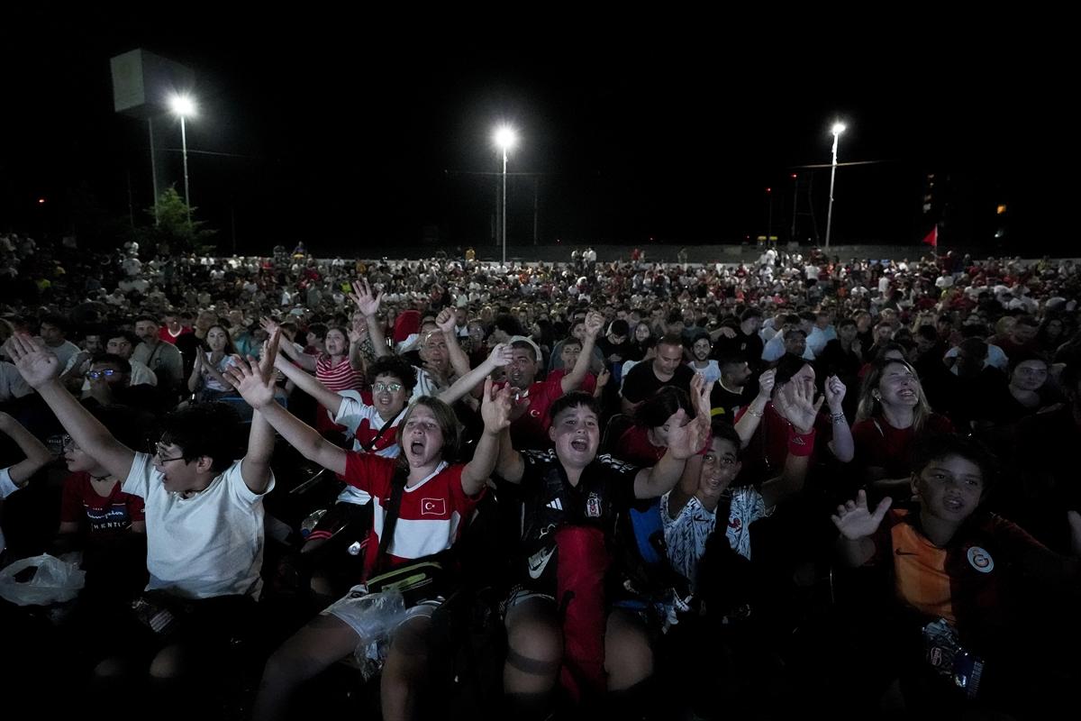 Türkiye - Avusturya maçına yoğun ilgi! Ülkemizde dev ekranlar kuruldu