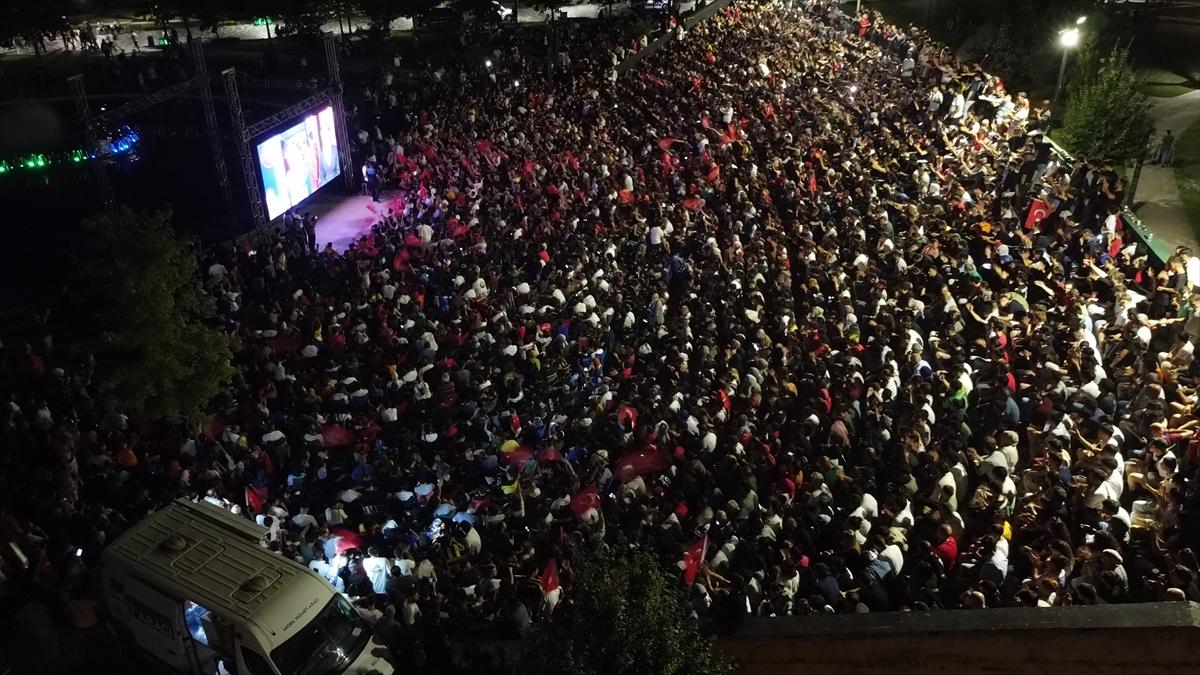 Türkiye - Avusturya maçına yoğun ilgi! Ülkemizde dev ekranlar kuruldu