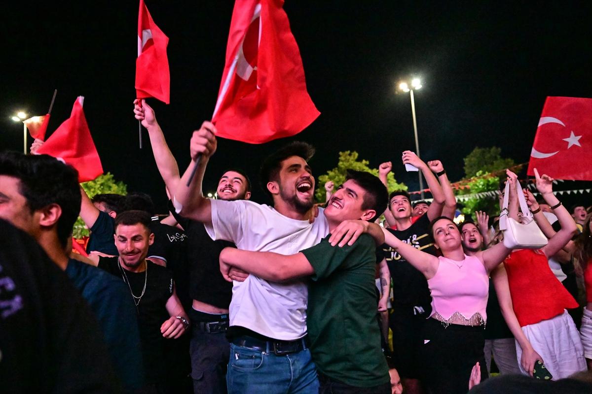 Türkiye - Avusturya maçına yoğun ilgi! Ülkemizde dev ekranlar kuruldu