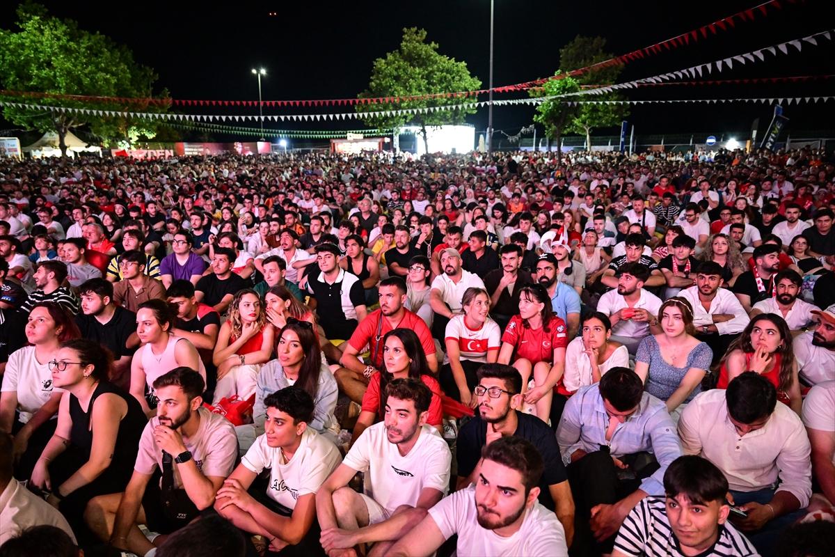 Türkiye - Avusturya maçına yoğun ilgi! Ülkemizde dev ekranlar kuruldu