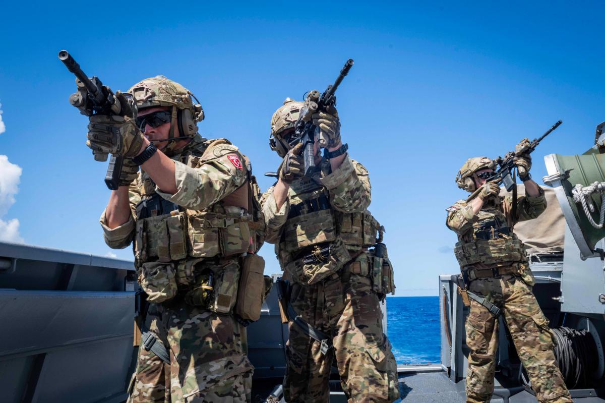 TCG KINALIADA gemisinde askerlerimizden nefes kesen eğitim görüntüleri