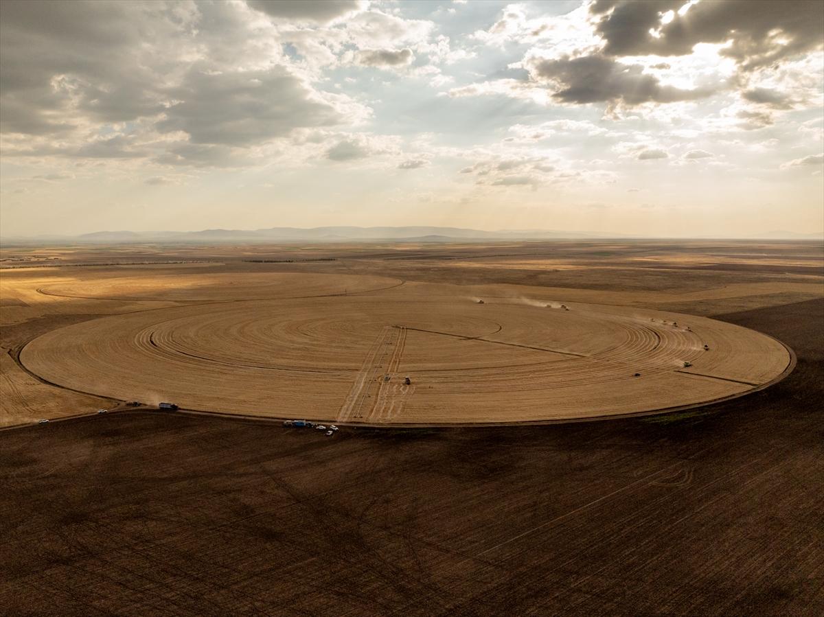 Konya'da uzay üssü gibi tarlalar