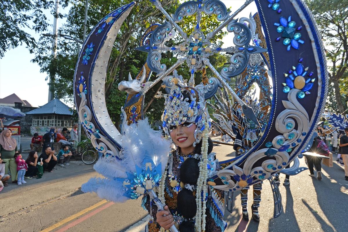 Endonezya'da Solo Batik Karnavalı coşkusu
