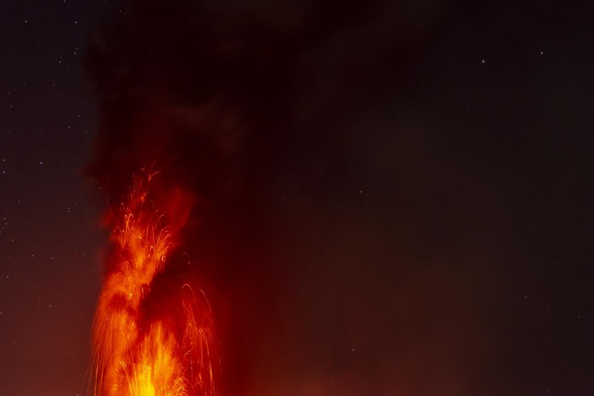 İtalya'da Etna Yanardağı lav püskürtmeye devam ediyor